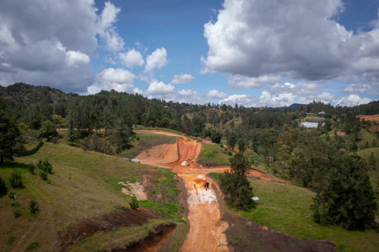 Vista aérea de Hacienda Flandes con lotes, vías internas y montañas de El Retiro