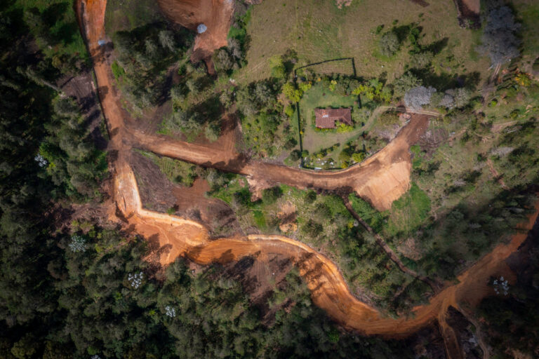 Vista aérea de las vías internas en construcción y los terrenos de Hacienda Flandes